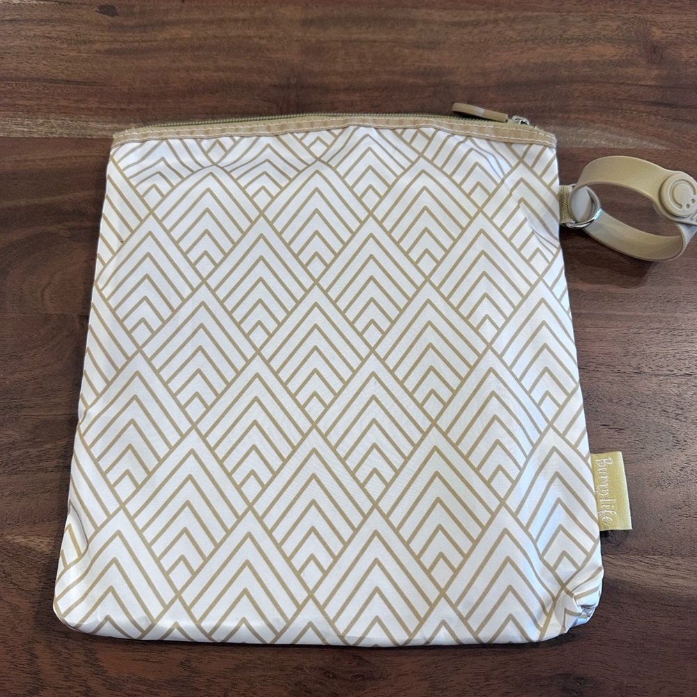 Ubbi On-The-Go Baby changing mat woth carrying bag
